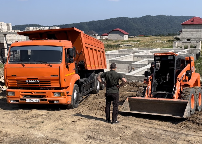 Команда Эдельвейс на строительной площадке с техникой